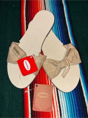 NWT Havaianas Beige Shimmer Bow Flip Flops Sandals Size 7/8